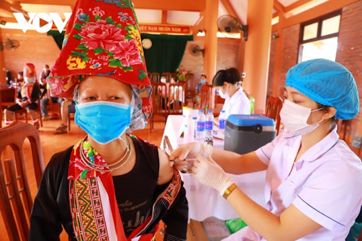 COVID-19 caseload falls to over 1,500, one death reported in Hanoi